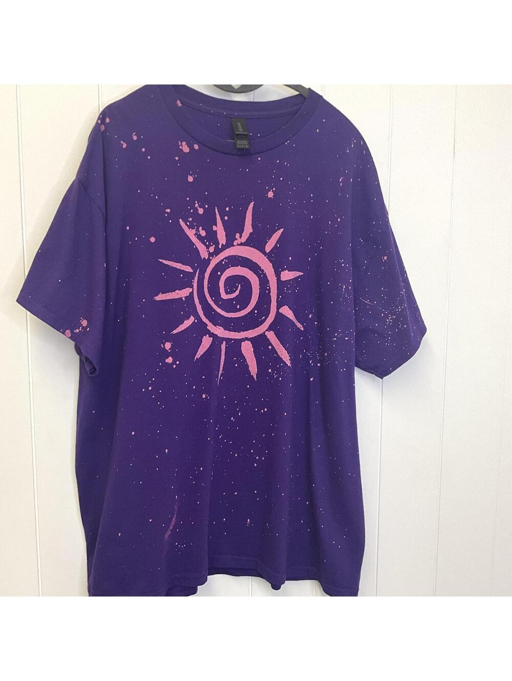 Gildan Women's Size XL Purple Swirl Sun Print Custom Print T-Shirt - Picture 1 of 6